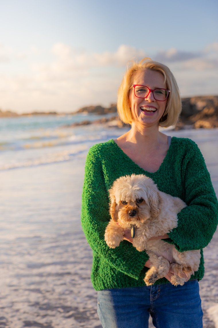 Dr. Claudia Kanitz mit Therapiehündin Sunny am Strand